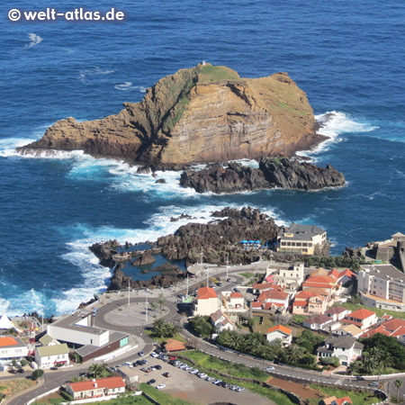 Porto Moniz, Felsenbäder und vorgelagerte Felsinsel Ilhéu Mole, darauf ein kleiner Leuchtturm 