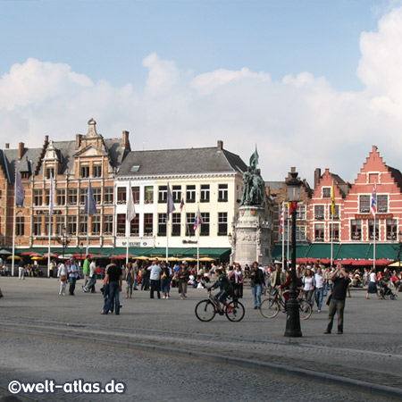 Bruges' Grote Markt with monument of Jan Breydel and Pieter de Coninck