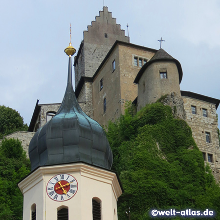 Die mittelalterliche Burg hoch über dem Ort Kipfenberg im Altmühltal