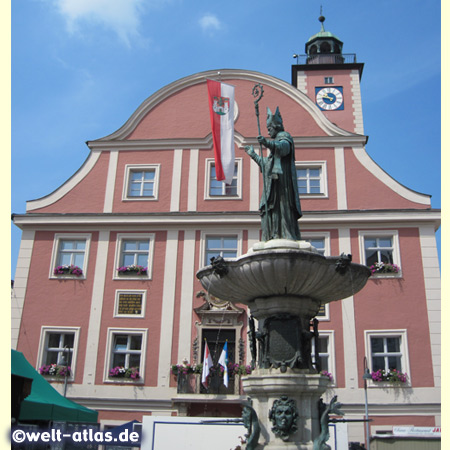 Rathaus von 1444 und der Willibaldsbrunnen mit dem Stadtpatron St. Willibald auf dem Marktplatz in Eichstätt