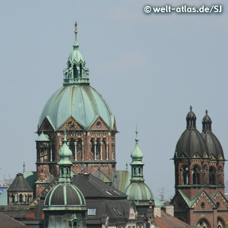 Türme und Kuppel der Theatinerkirche in München