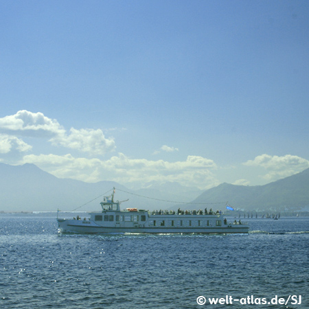 Schiff MS "Berta" auf dem Chiemsee, im Hintergrund die Alpen