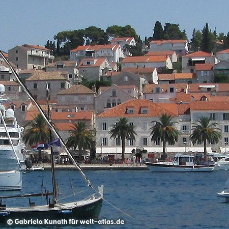 Hafen auf der Insel Hvar im nördlichen Dalmatien