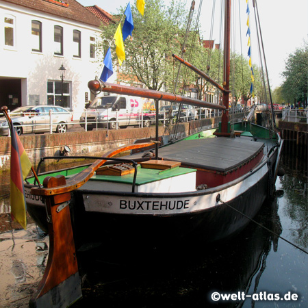 Das alte Frachtschiff Ewer Margareta auf dem Fleth in der Altstadt von Buxtehude