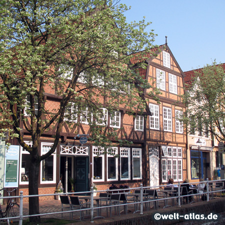 Schöne Fachwerkhäuser am Westfleth in Buxtehude