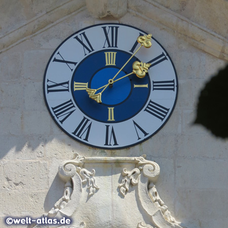 Uhr über dem Portal der Klosterkirche vom Kloster Weltenburg an der Donau