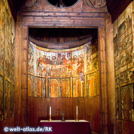 Inneres der Stabkirche im Volksmuseum Oslo