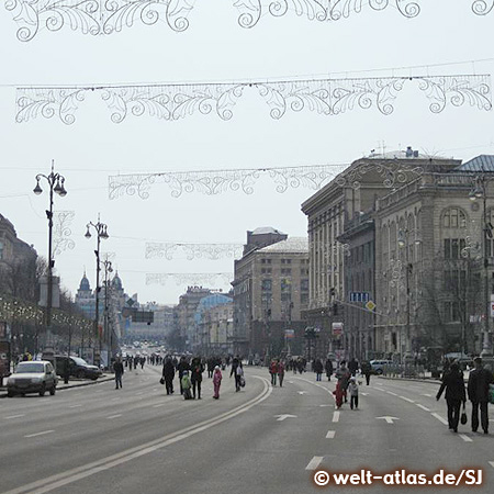 Der Boulevard Kreschatik in Kiew mit Weihnachtsdekoration