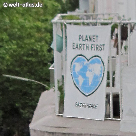 Banner am Balkon: PLANET EARTH FIRST, GREENPEACE 