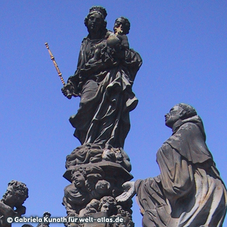 Statue auf Karlsbrücke in Prag