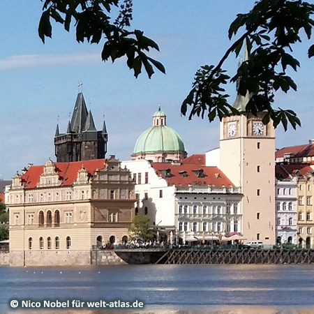 Historische Bauten um den Altstädter Brückenturm in Prag