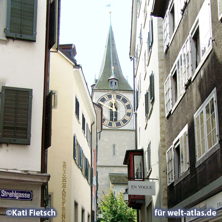 In der Schlüsselgasse in der Altstadt von Zürich mit Blick auf St. Peter