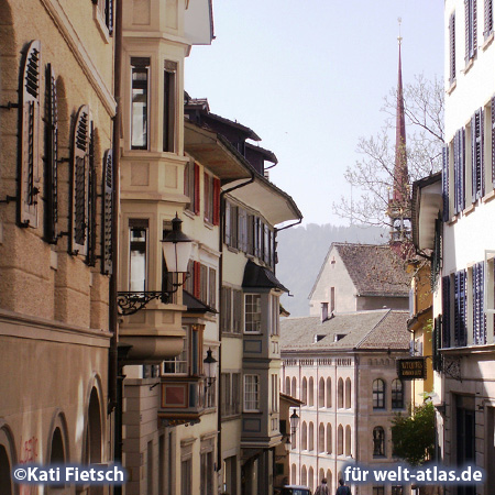 Kirchgasse ist eine Gasse in der Zürcher Altstadt mit vielen Erkern