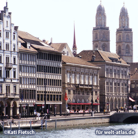 Limmatufer und Doppeltürme vom Grossmünster