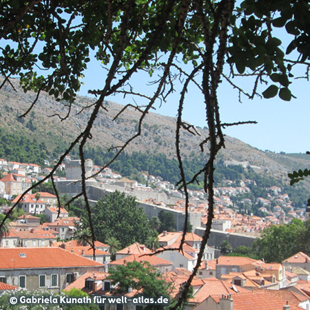 Blick auf Teile der Stadtmauer von Dubrovnik, die Altstadt gehört zum UNESCO Weltkulturerbe