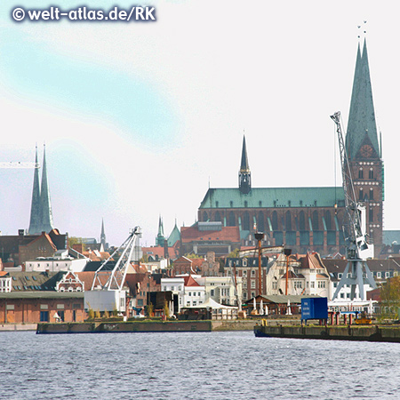 Hansestadt Lübeck mit Hafenanlagen an der Trave und den Türmen der Altstadt, links der Dom und rechts die Marienkirche