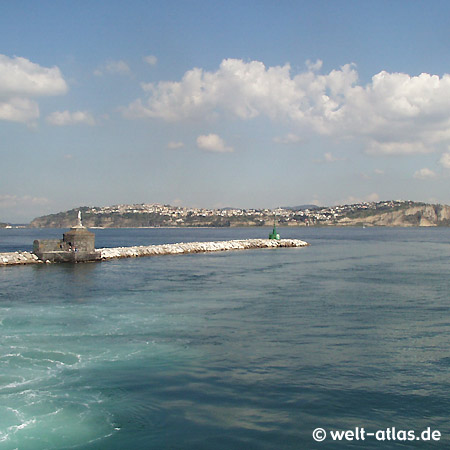 Hafeneinfahrt der Insel Procida im Golf von Neapel in Italien, Blick Richtung Festland