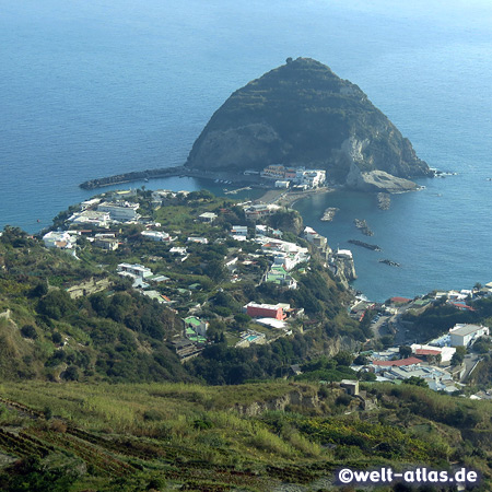 Der Felsen La Roia mit dem kleinen, malerischen Ort Sant'Angelo, Ischia