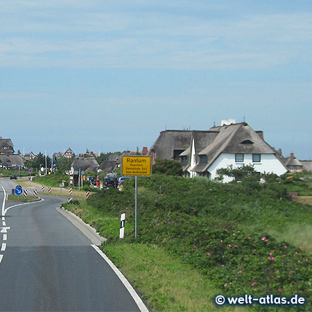 Der kleine Ort Rantum, etwa an der schmalsten Stelle der Insel Sylt mit schönen Reetdachhäusern
