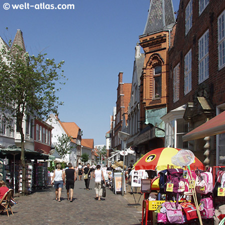 Einkaufsstrasse in Tønder mit schönen alten Häusern, schmuckvollen Türen,  Portalen und Giebeln