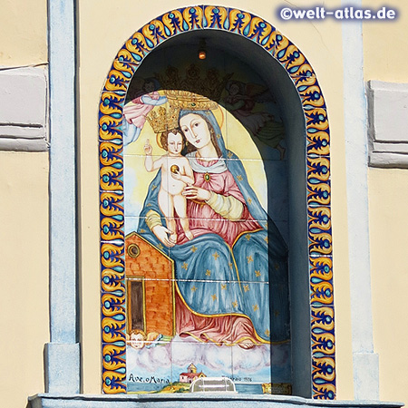 Madonnenbild der Madonna Addolorata an einer Hauswand in Forio, Ischia