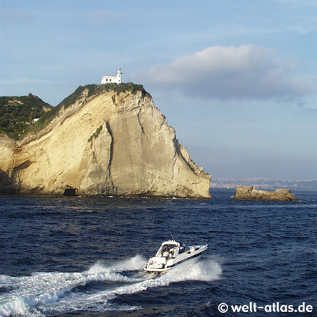 Schnellboot vor dem Capo Miseno, Leuchtturm, Bacoli Position: 40°47'N  14°05'E
