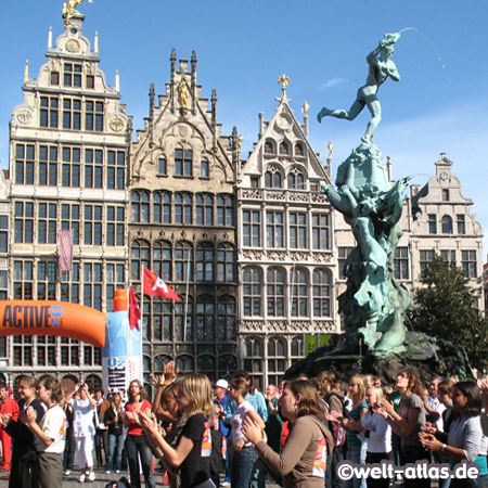 Giebelhäuser und Brunnen am Grote Markt in Antwerpen