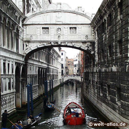 Seufzerbrücke in Venedig, Gondeln auf dem Kanal Rio di Palazzo