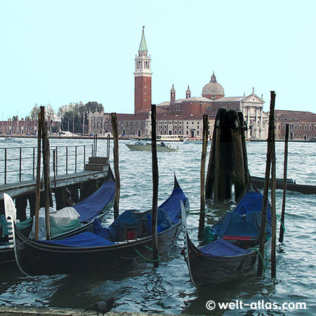 Blick auf Gondeln und San Giorgio Maggiore auf dem Canale di San Marco, Venedig