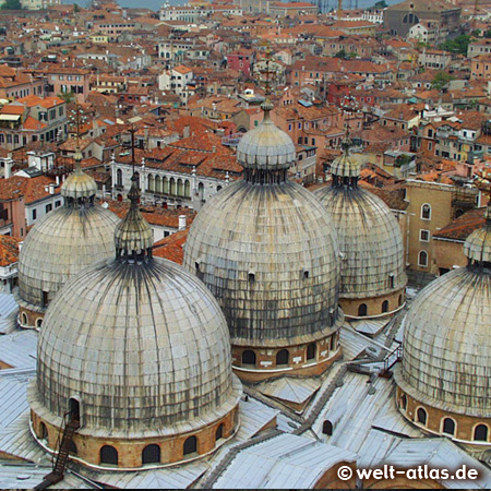Kuppeln des Markusdoms – Blick vom Campanile San Marco über die Dächer Venedigs
