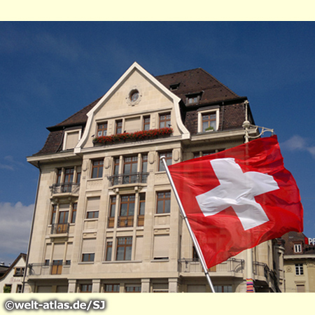 Basel - Blick von der Mittleren Brücke auf ein Haus an der Greifengasse, Schweizer Fahne