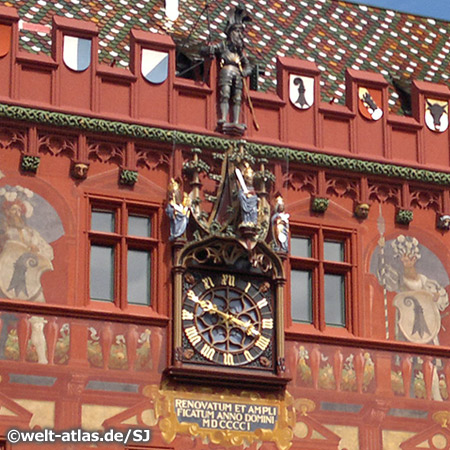 Uhr und Wandmalerei am Rathaus in Basel, Schweiz