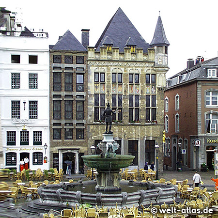 Der Karlsbrunnen und Haus Löwenstein auf dem Markt vor dem Rathaus in Aachen