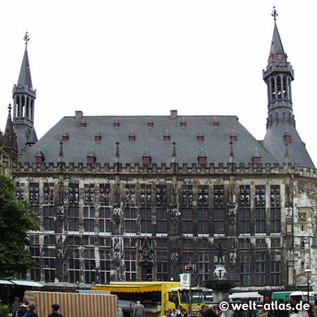Markt vor dem Rathaus in Aachen