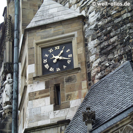 Uhr am Aachener Dom