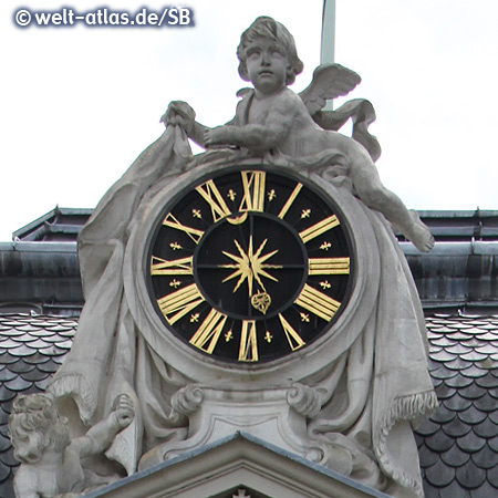 Uhr mit Putten am Giebel über dem Hauptportal, Schloss Benrath
