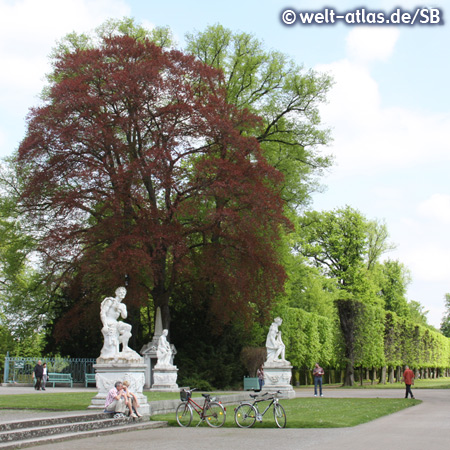 Im Park von Schloss Benrath,Museum für Europäische Gartenkunst im Ostflügel des Schlosses