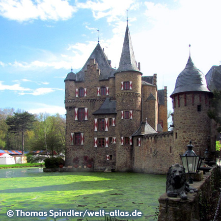 Burg Satzvey, mittelalterliche Wasserburg am Rand der Eifel