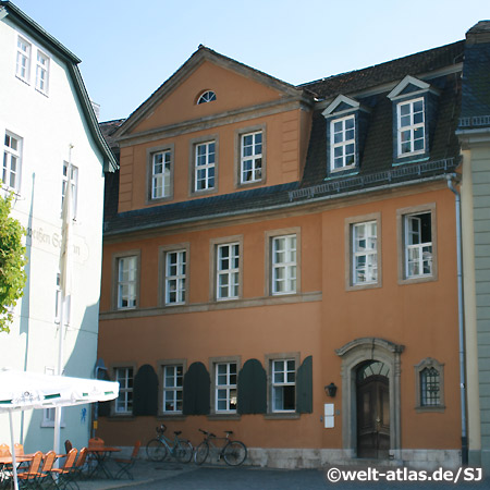 Weimar, Frauenplan, historisches Zentrum, rechts schließt das Goethe-Haus an, links das Gasthaus zum weissen Schwan