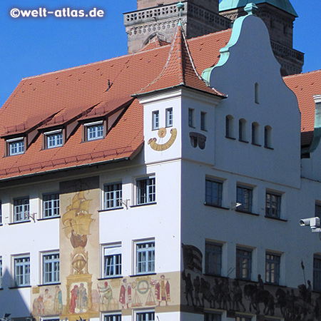 Kammergebäude mit Sonnenuhr an der schönen Fassade, Wandbilder Kaufmannszug und Nürnberger Fernhandel, Hauptmarkt in Nürnberg