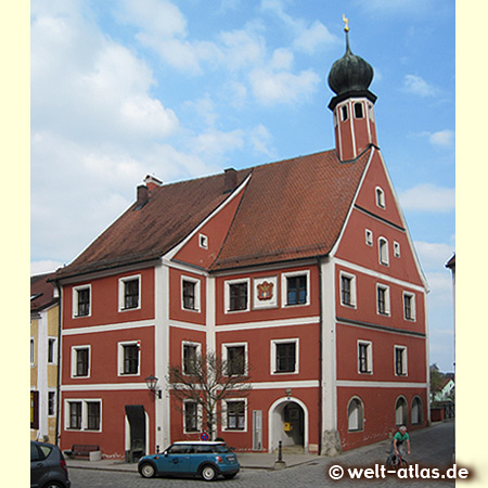 welt-atlas ON TOUR vor dem Alten Rathaus von Kallmünz mit dem schiefen Turm 