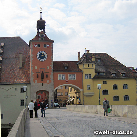 Der Regensburger Brückturm an der Steinernen Brücke über die Donau, links der Salzstadel, heute Besucherzentrum Welterbe Regensburg