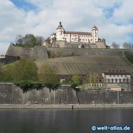 Hoch über dem Main trohnt die gewaltige Festung Marienberg