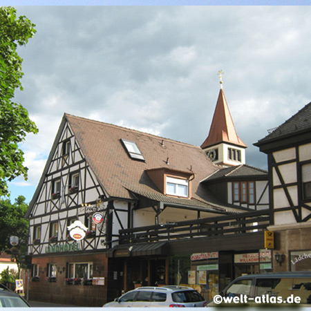 Landhotel und Turm der St. Stephanus-Kirche in Adelsdorf 