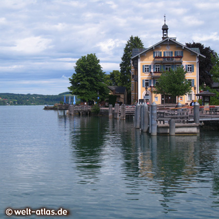 Blick auf das Rathaus von Tegernsee und über den See 
