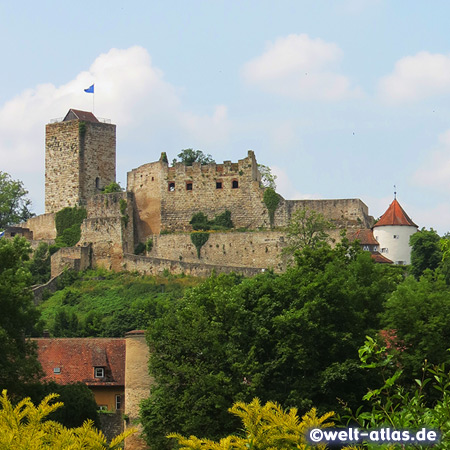 Die mittelalterliche Burg Pappenheim mit einem Natur- und Jagdmuseum liegt hoch über der Altmühl in Mittelfranken