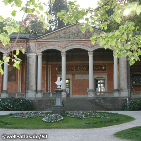 The Trinkhalle (pump house), arcade with frescos and benches, tourist information