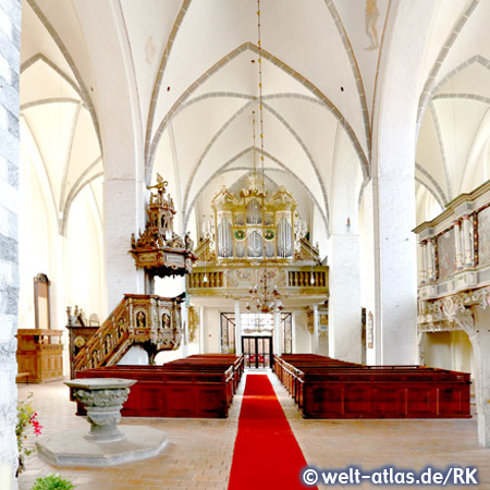 St.Peter und Paul Kirche Wusterhausen, Brandenburg, DeutschlandBlick auf Taufbecken und Orgel