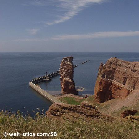 Ein Helgoländer Wahrzeichen, die "Lange Anna". Helgoland ist Deutschlands einzige Hochseeinsel