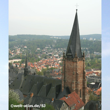 Lutherkirche (Marienkirche) in Marburg an der Lahn unterhalb des Marburger Schlosses, markant ist die Turmspitze